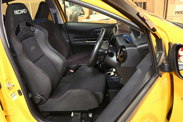 201105_toyota_aqua_recaro_sr7.jpg