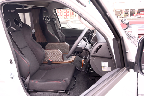 201213_hiace_recaro_sr7.jpg